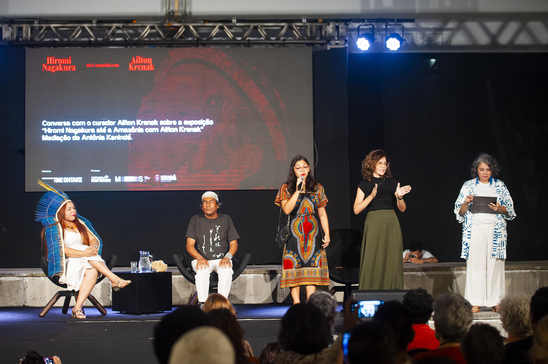 O líder indígena, escritor e curador da exposição “Hiromi Nagakura até o Japão com Ailton Krenak”, em cartaz no MIS, conversou com a representante da etnia Kanindé e museóloga, Antônia Kanindé  